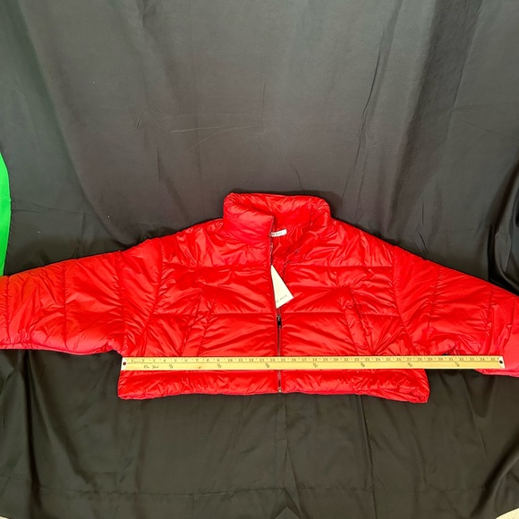 NWT Montana red crop puffer jacket - a great statement piece from De Base. - Picture 4 of 5